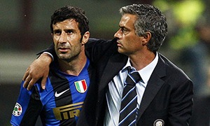 Luís Figo e José Mourinho, dois portugueses preponderantes na última conquista da Liga dos Campeões por parte do Inter.