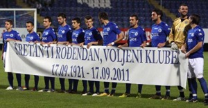 Jogadores do Željezničar na comemoração dos 90 anos de história da equipa.