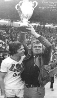 Ernst Happel com a Taça da Bélgica em 1977