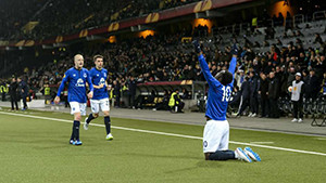Apesar do mau momento na Premier League, o Everton garantiu, sem problemas, o acesso aos oitavos-de-final