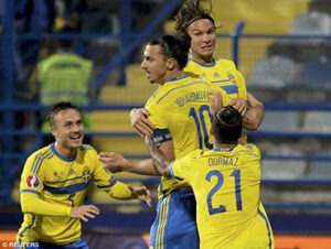 Zlatan Ibrahimovic celebra o seu 51º golo ao serviço do seu País.