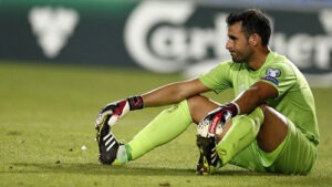 A cara de insatisfação de Jordan Perez, guarda-redes do Gibraltar, no jogo contra a Polónia