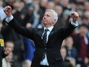 Mesmo não sendo jogador, Alan Pardew foi protagonista de uma das mais curiosas transferências desta Premier League.