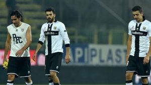 A desolação dos jogadores do Parma, após mais uma derrota