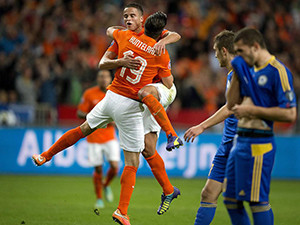 Quando tudo parecia perdido para a Laranja Mecânica, Huntelaar iguala o marcador no último minuto.