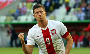 O capitão polaco foi crucial no apuramento ao Euro 2016, ao apontar 13 tentos, o melhor marcador da fase de qualificação. O capitão polaco foi crucial no apuramento ao Euro 2016, ao apontar 13 tentos, o melhor marcador da fase de qualificação.