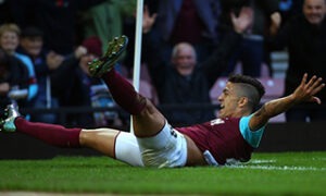 Manuel Lanzini celebra o seu golo marcado ao Everton Manuel Lanzini celebra o seu golo marcado ao Everton