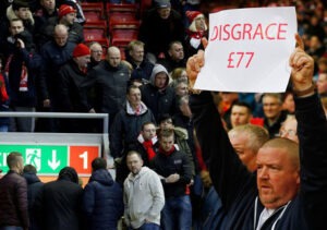 Adeptos do Liverpool abandonam o jogo ao minuto 77 Adeptos do Liverpool abandonam o jogo ao minuto 77
