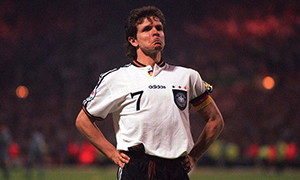 Andreas Möller, o homem que correu para apontar o pênalti decisivo do Euro de 1996. Andreas Möller, o homem que correu para apontar o pênalti decisivo do Euro de 1996.