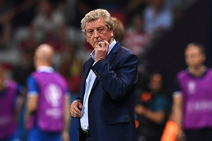 Roy Hodgson rescinde do cargo de treinador depois da derrota frente à Islândia. Roy Hodgson rescinde do cargo de treinador depois da derrota frente à Islândia.