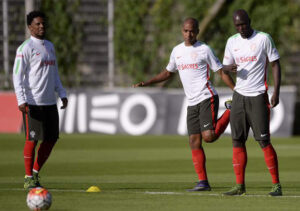 João Mário e Eliseu são os mais fortes candidatos às vagas de Guerreiro e Gomes.