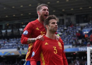 Gerard Piqué deu o melhor seguinto ao cruzamento de Iniesta, rompendo o bloqueio checo. Gerard Piqué deu o melhor seguinto ao cruzamento de Iniesta, rompendo o bloqueio checo.