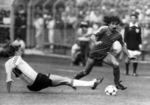 Fernando Chalana era a figura emblemática da primeira seleção portuguesa a marcar presença num Europeu. Fernando Chalana era a figura emblemática da primeira seleção portuguesa a marcar presença num Europeu.