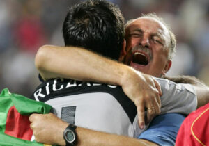 Ricardo e Scolari festejam uma passagem épica.