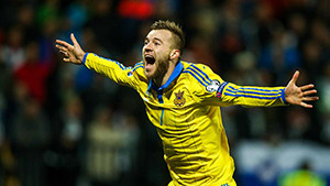 Andriy Yarmolenko é uma peça fundamental no processo ofensivo da Ucrânia. Andriy Yarmolenko é uma peça fundamental no processo ofensivo da Ucrânia.
