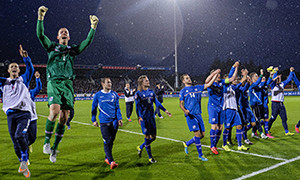 A festa dos jogadores islandeses ao alcançarem, pela primeira vez na história do País, a fase de grupos de um Europeu.