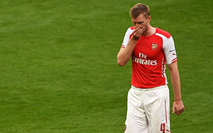Mertesacker deverá estar de fora durante algum tempo. Mertesacker deverá estar de fora durante algum tempo.