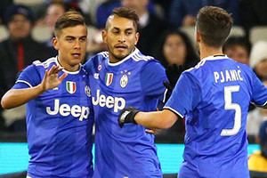 Pjanic a festejar o golo de Dybala, depois de ter assistido o jovem avançado. Pjanic a festejar o golo de Dybala, depois de ter assistido o jovem avançado.