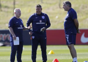 A equipa técnica de Allardyce tem como missão acabar com as crises de desempenho em grandes competições.