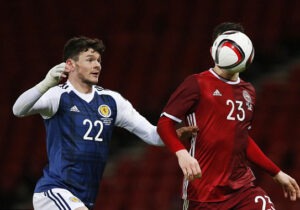 Muitos esperam que Oliver Burke, contratado pelo Dortmund, faça pela Escócia o que Bale fez por Gales