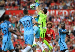 Caludio Bravo foi a única nota destoante numa exibição muito conseguida do Manchester City.