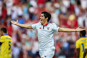 Carlos Fernández destrona Las Palmas do 1º lugar e garante a vitória do Sevilla.