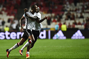 Talisca gela a Luz aos 94 minutos, e não se poupa nos festejos.