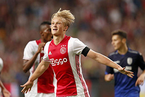 Dolberg, 19 anos, é o 3º melhor marcador da Eredivisie, com 6 golos. Dolberg, 19 anos, é o 3º melhor marcador da Eredivisie, com 6 golos.