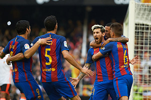 Pênalti de Messi ao cair do pano garante os 3 pontos para o Barcelona.