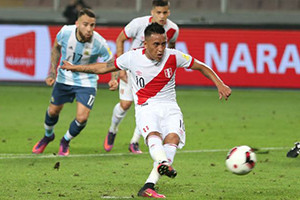 Christian Cueva a marcar o pénalti que garantiu o empate ao Peru.