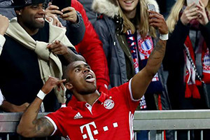 Douglas Costa celebra o 1º golo da época com uma selfie, com os adeptos do Bayern. Douglas Costa celebra o 1º golo da época com uma selfie, com os adeptos do Bayern.