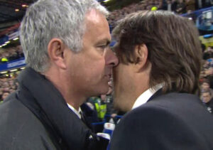 O United perdeu com estrondo mas foi este gesto que expôs Mourinho ao ridículo. O United perdeu com estrondo mas foi este gesto que expôs Mourinho ao ridículo.