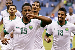Nasser Al-Shamrani marca o golo do empate para a Arábia Saudita.