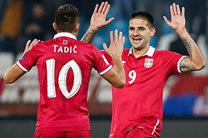 Tadic e Mitrovic, os autores dos 3 golos da Sérvia.