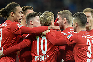 Leipzig continua invicto e agora é líder isolado da Bundesliga.