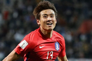 Cheol, do Augsburg, marca golo da vitória.