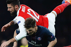 Arsenal e PSG empatam com dois auto-golos.