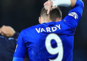 Jamie Vardy quebrou o jejum de três meses com um hat trick.