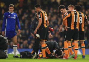 No choque com Cahill Ryan Mason sofreu uma fratura e derrame cerebral no choque com Cahill. Ainda não está fora de perigo.