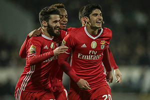 Bis de Guedes coloca Benfica nas meias finais.