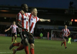 Os jogadores do Lincoln City festejam o terceiro golo frente ao Brighton.