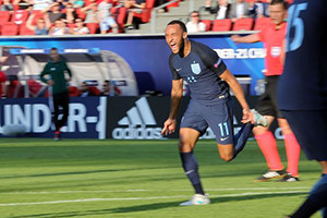 Redmond aumenta as chances de qualificação para Inglaterra. Redmond aumenta as chances de qualificação para Inglaterra.