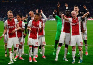 A jovem equipa do Ajax foi à final da Liga Europa e agora mira mais alto. A jovem equipa do Ajax foi à final da Liga Europa e agora mira mais alto.
