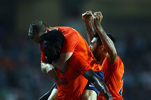 Um golo e uma assistência de Adebayor foram mais que suficientes para o Basaksehir seguir em frente. Um golo e uma assistência de Adebayor foram mais que suficientes para o Basaksehir seguir em frente.
