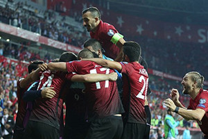 Com esta vitória, a Turquia mantém vivo o sonho de alcançar a Rússia em 2018. Com esta vitória, a Turquia mantém vivo o sonho de alcançar a Rússia em 2018.