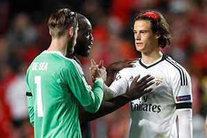 Svilar é reconfortado por De Gea e Lukaku no fim da partida.
