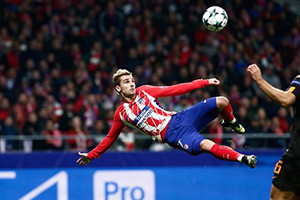 Griezmann termina jejum de golos com um tento acrobático.