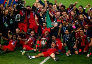 A equipa das Quinas terá batismo de fogo na estreia, ao defrontar a sempre favorita La Roja. A equipa das Quinas terá batismo de fogo na estreia, ao defrontar a sempre favorita La Roja.