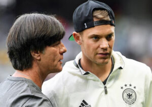Neuer visitou os companheiros e ouvi Low reafirmar que não vai convocar ninguém que não esteja a jogar.