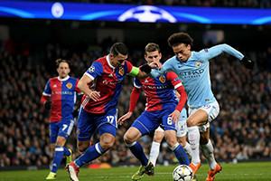 City acaba derrotado no Etihad, mas segue em frente na prova.